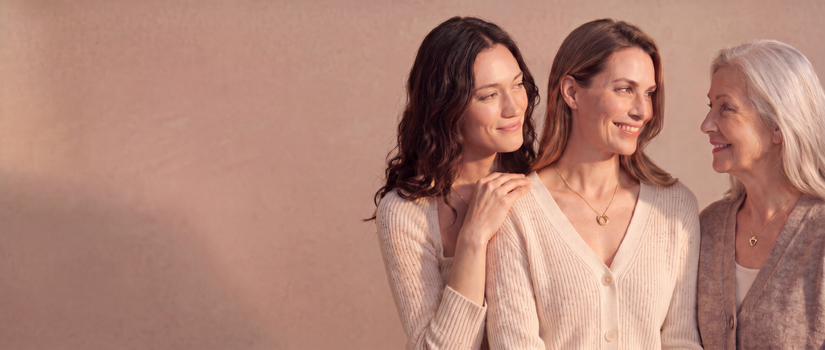 Tres generaciones de mujeres con joyas personalizadas Soulmate