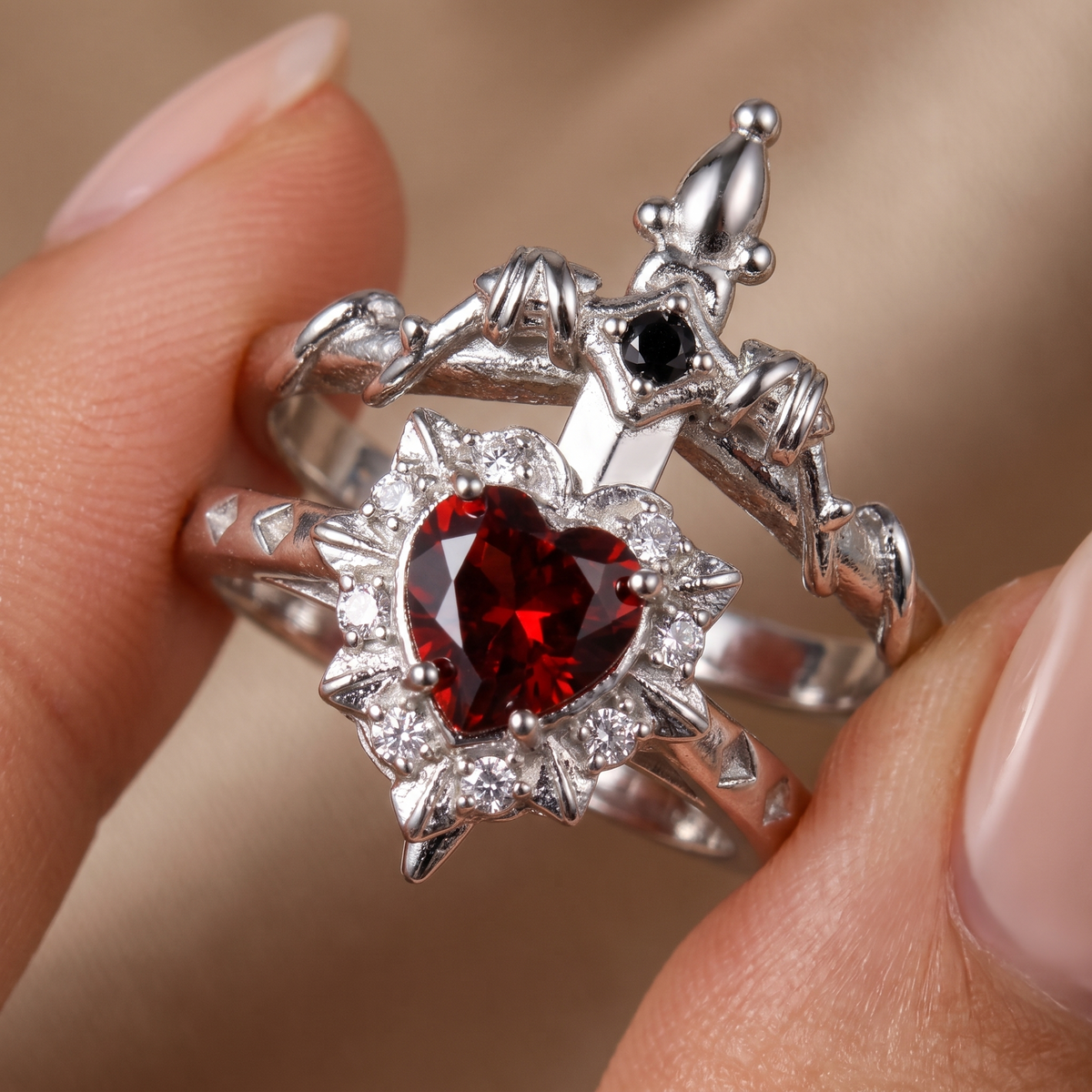 Anillo Corazón y Daga Ajustable