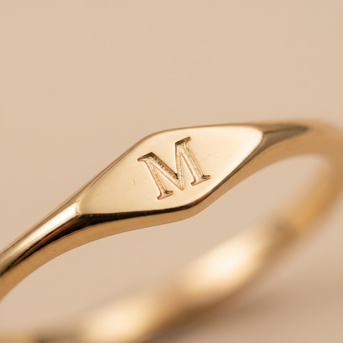 Anillo Sello con Inicial Personalizado