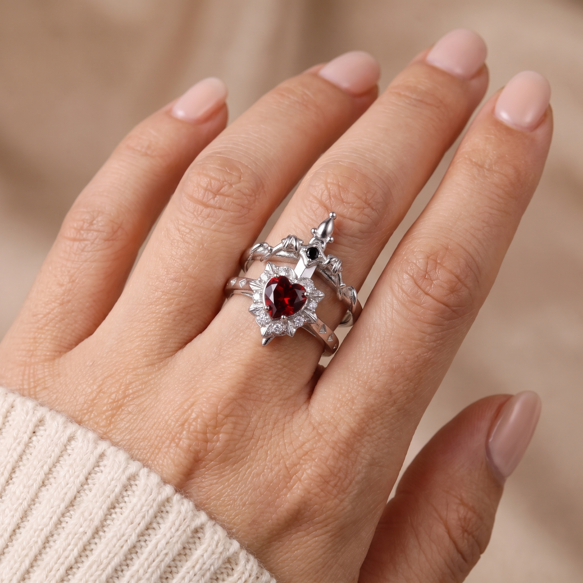 Anillo Corazón y Daga Ajustable